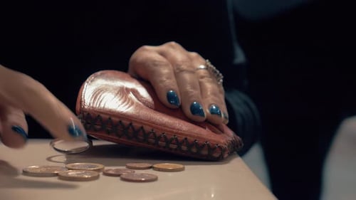 Mujer contando su último dinero