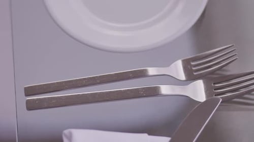 Un juego de mesa con varios cubiertos