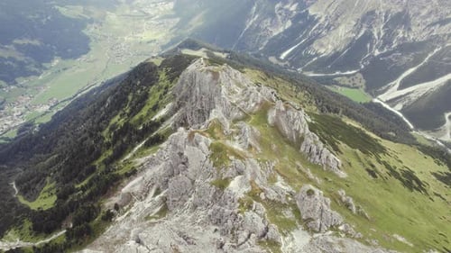 Vue aérienne aérienne des montagnes alpines 11er (Stubai, Autriche). Formations rocheuses avec de l'herbe et une randonnée