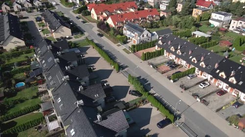 Luftaufnahme einer modernen Wohngegend mit Reihenhäusern und Parkplätzen