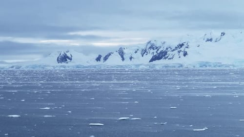 Drohnenaufnahme der antarktischen Landschaft, Gletscher- und Berglandschaft auf der Antarktischen Halbinsel i