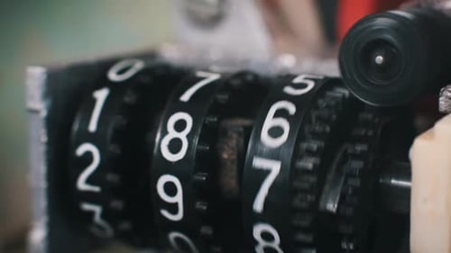 Closeup mecânico de dígitos com rotação contrária