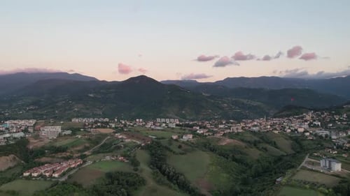 Hyperlapse in den Bergen aus der Luft