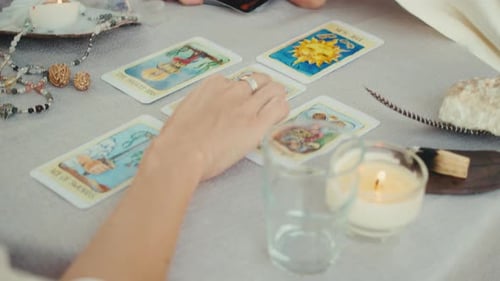 Une voyante lisant des cartes de tarot faisant une lecture pour un client