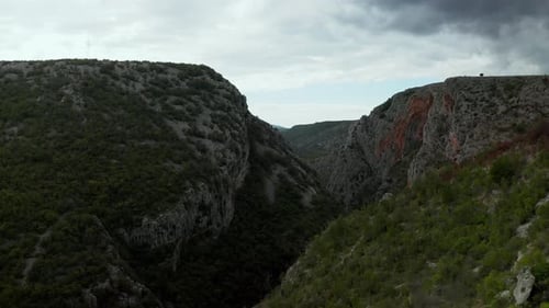 Felsige Berge in der Gegend von Sibenik