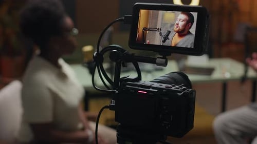 Entre bastidores de la grabación de un podcast en el estudio con un invitado masculino hablando en el micrófono
