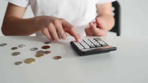Criança contando dinheiro
