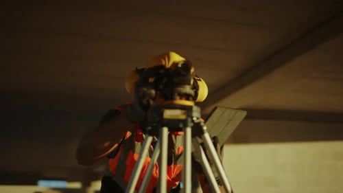 À l'intérieur du chantier de construction d'un bâtiment commercial/industriel : Géomètre ingénieur professionnel Ta