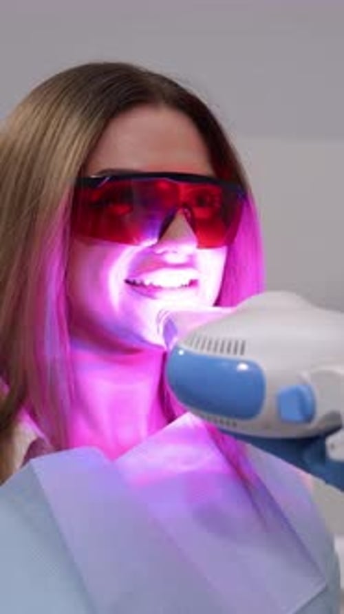 Séance professionnelle de blanchiment des dents utilisant une technologie d'éclairage LED avancée pour une luminosité époustouflante