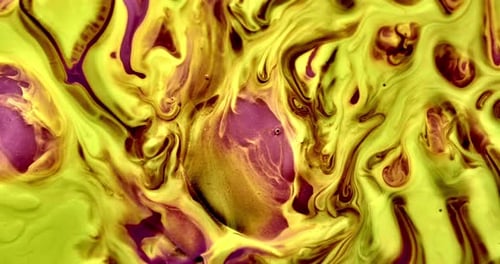 Mouvement de peinture jaune doré sur rouge clair