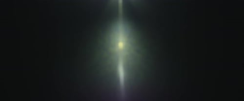 Lucent Zoom Sammlung: Strahlende anamorphotische Linsenreflexe, die sanft verblassen, aufgenommen mit einer 152-mm-Parfokallinse