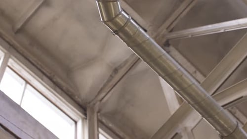 Industrie-, Herstellungs- und Produktionskonzept - Lüftungsrohrsystem in der Werkstatt oder