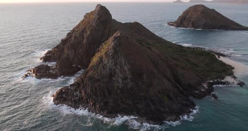 Ilha Na Mokulua, na costa de Kailua, em Oahu, durante o pôr do sol no Havaí - foto aérea