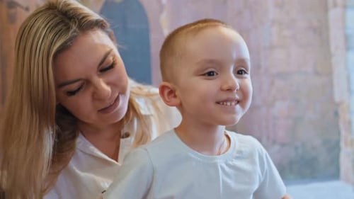 Herzlicher Familienmoment Zärtliche Mutter und Sohn genießen friedliches Spielen Liebevolle Mutter engagiert sie