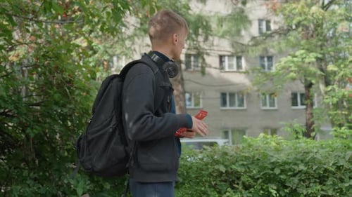La fase adolescente muestra sutilmente acciones tranquilas y equilibradas, el período de la adolescencia en voz baja