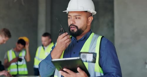 Radio, Tablet und Sicherheit mit Mann auf der Baustelle für das Projektmanagement