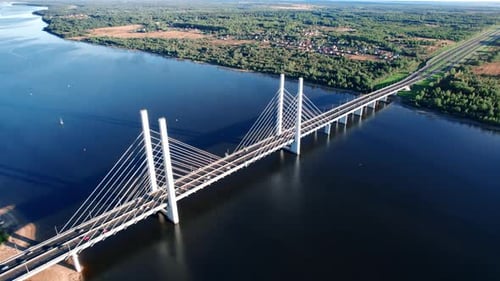 Brückenverkehr, Transport über Meer mit Schiff, Yacht, Sommer, sonnige Landschaft, Panorama-Luftbild