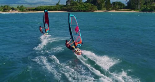 Vista aérea de un windsurfista deslizándose por el océano azul, deporte extremo