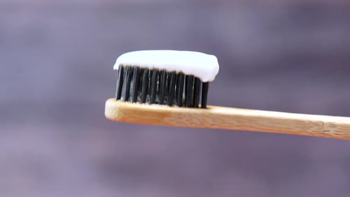 Handzahnbürste mit Paste