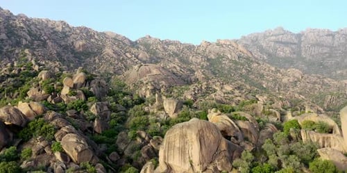 Rocas en ladera de montaña