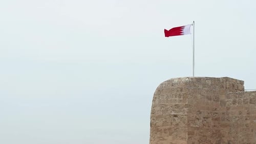 Forteresse du drapeau de Bahreïn sur fond de ciel à Manama, site du patrimoine mondial de l'Unesco