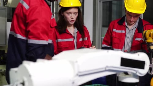 Engenheiro de robótica instalando sensores no braço robótico de engenharia tradicional em uma instalação de pesquisa robótica