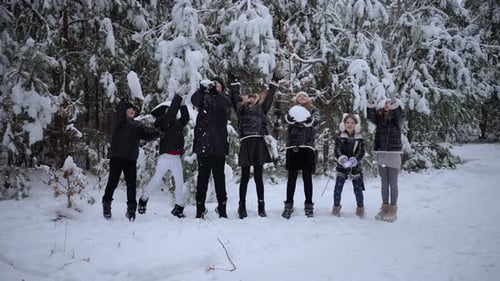 Kinder im Teenageralter haben Spaß beim Werfen von Schneebällen im verschneiten Winter