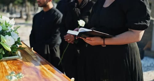 Beerdigung, Familie und Frau mit Bibel auf dem Friedhof für Gedenkfeier, Beerdigung und Glaubensgebet