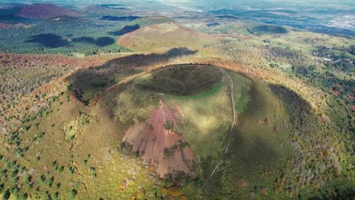 Impresionante vista aérea del joven volcán Puy de Pariou en un paisaje vibrante