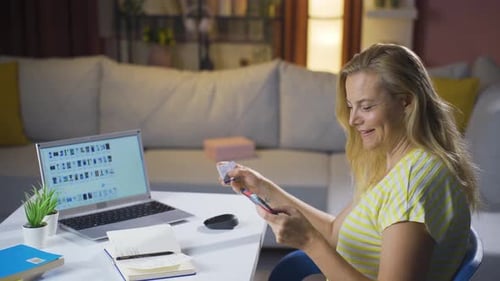 Frau kauft Produkte online vom Telefon aus. Elektronischer Geschäftsverkehr.