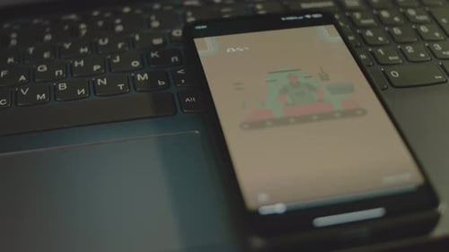Inscription de l'efficacité de la chaîne de montage sur l'écran d'un smartphone Présentation graphique d'un travailleur avec