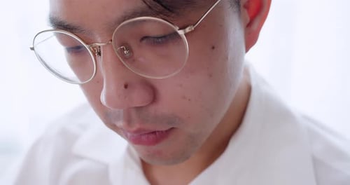 Nahaufnahme eines attraktiven jungen Hipster-Mannes mit Brille, der lacht, glücklich aussieht, selbstbewusst aussieht