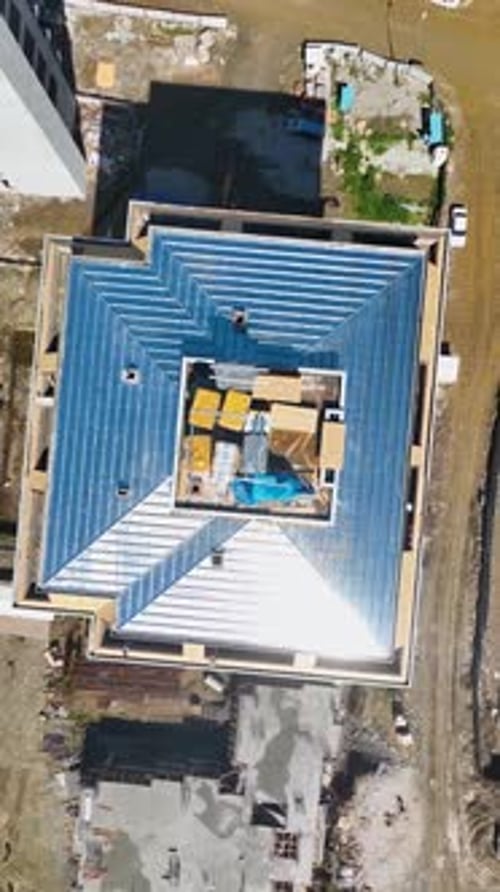 Vídeo vertical volando por encima de la vista del Zumbido de una obra abierta
