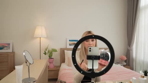 Vídeo tutorial de belleza y cosmética para una mujer joven haciendo contenido. Relajarse
