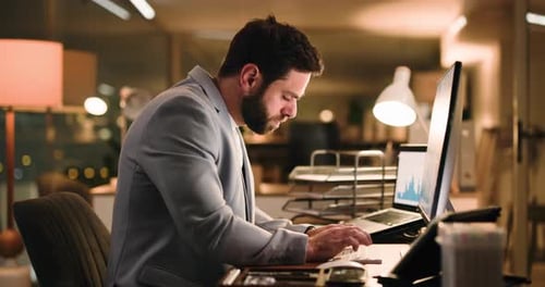 Nuit, analyse de données ou homme sur ordinateur au bureau, recherche commerciale ou stratégie d'investissement