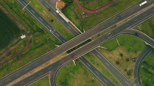 LUFTBILD: Kreuzung auf der Autobahn mit Autos.