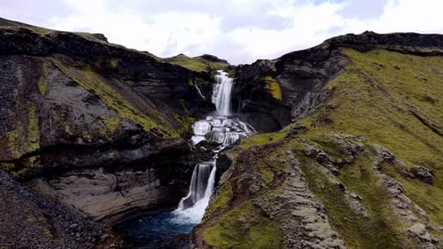 Vue aérienne d'une cascade tombant en cascade sur les rochers, Islande.