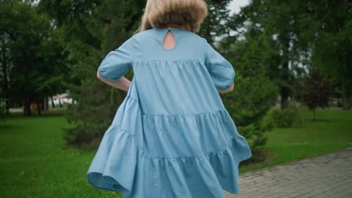 Une mère fait tourner son fils en jouant alors que sa robe coule dans la brise