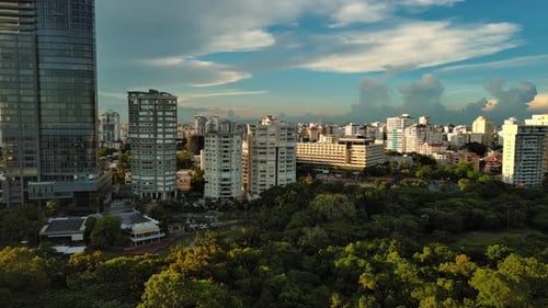 Arranha-céu de 27 torres de Anacaona e Lago Enriquillo, Santo Domingo, República Dominicana.
Aéreo