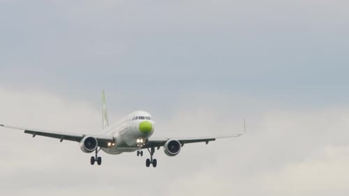 Jet Flugzeug nähert sich vor der Landung