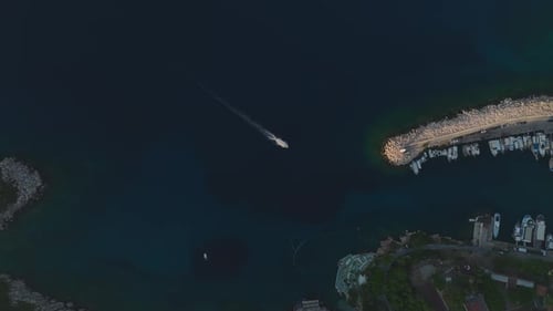 Vue aérienne du grand port de plaisance de Ka, une belle ville côtière d'Antalya