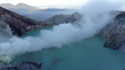 Fumaça de enxofre sobre a cratera do Monte Ijen ao nascer do sol, Java Oriental