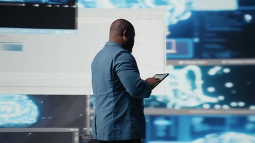 Junger professioneller Ingenieur konzentrierte sich in einem Innovationszentrum auf das Programmieren mit Tablet