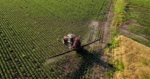 Zumbido aéreo de un granjero rociando campos de soja