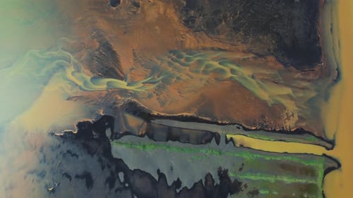 Luftaufnahme der Wasserbildung entlang der Küste im Floi Nature Reserve, Island.