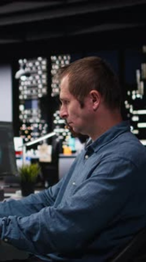 Vertikaler Videosystemadministrator im Büro analysiert Algorithmen für maschinelles Lernen