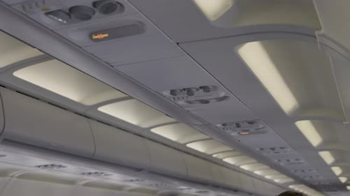Vue en vol d'une cabine d'avion dotée de plafonniers et d'un système de contrôle aérien