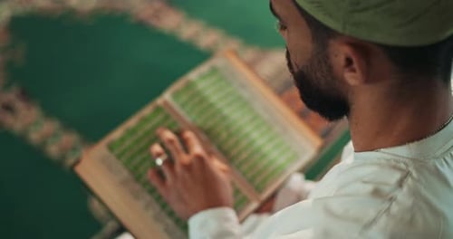 Muslimisches Gebet, Koran und Menschenhände in der Moschee mit Frieden, Hoffnung und Lob