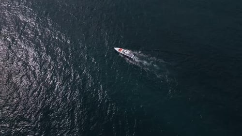 Vista aérea de un barco de recreo que compite entre las olas del mar creando una imagen fascinante de la velocidad