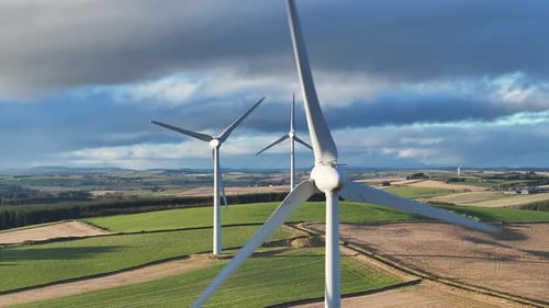 Onshore-Windparkturbinen auf dem Land, die erneuerbare Energien erzeugen